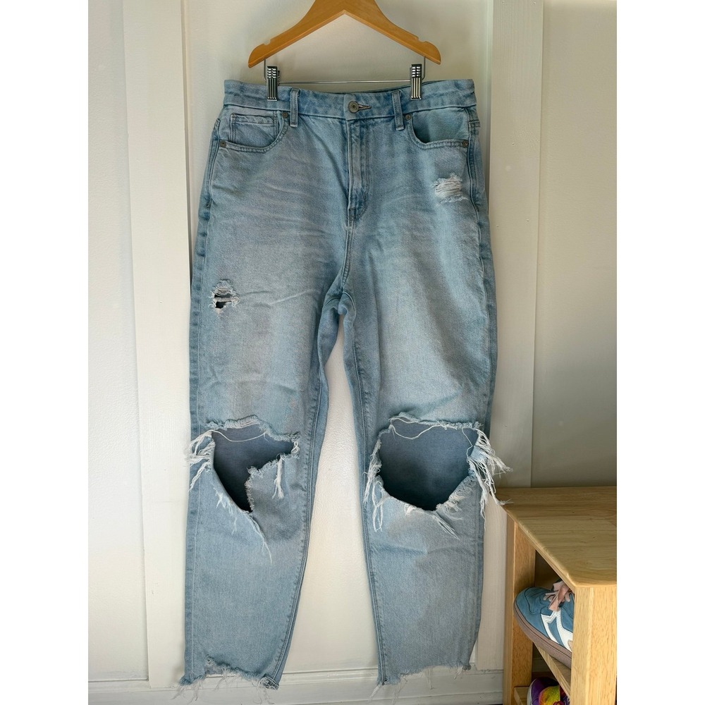 American Eagle Women's distressed jeans